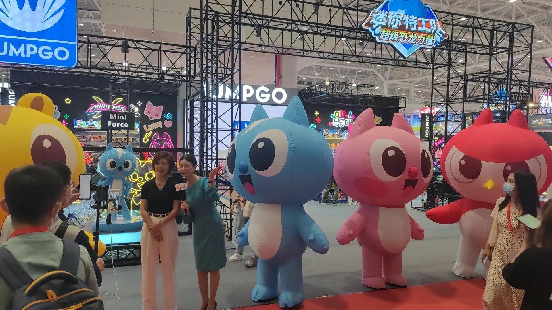 我司大V们探展国际玩具展和母婴展4000家品牌商50万买家和观展商13万平方展出面积